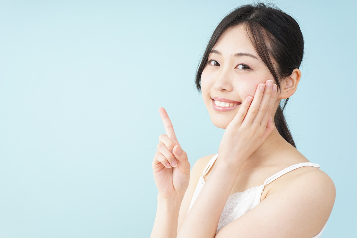女性の口押さえ